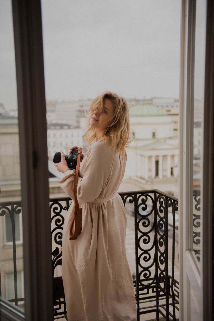 Magda Natanek Fotografia Rodzinna - stoi na balkonie