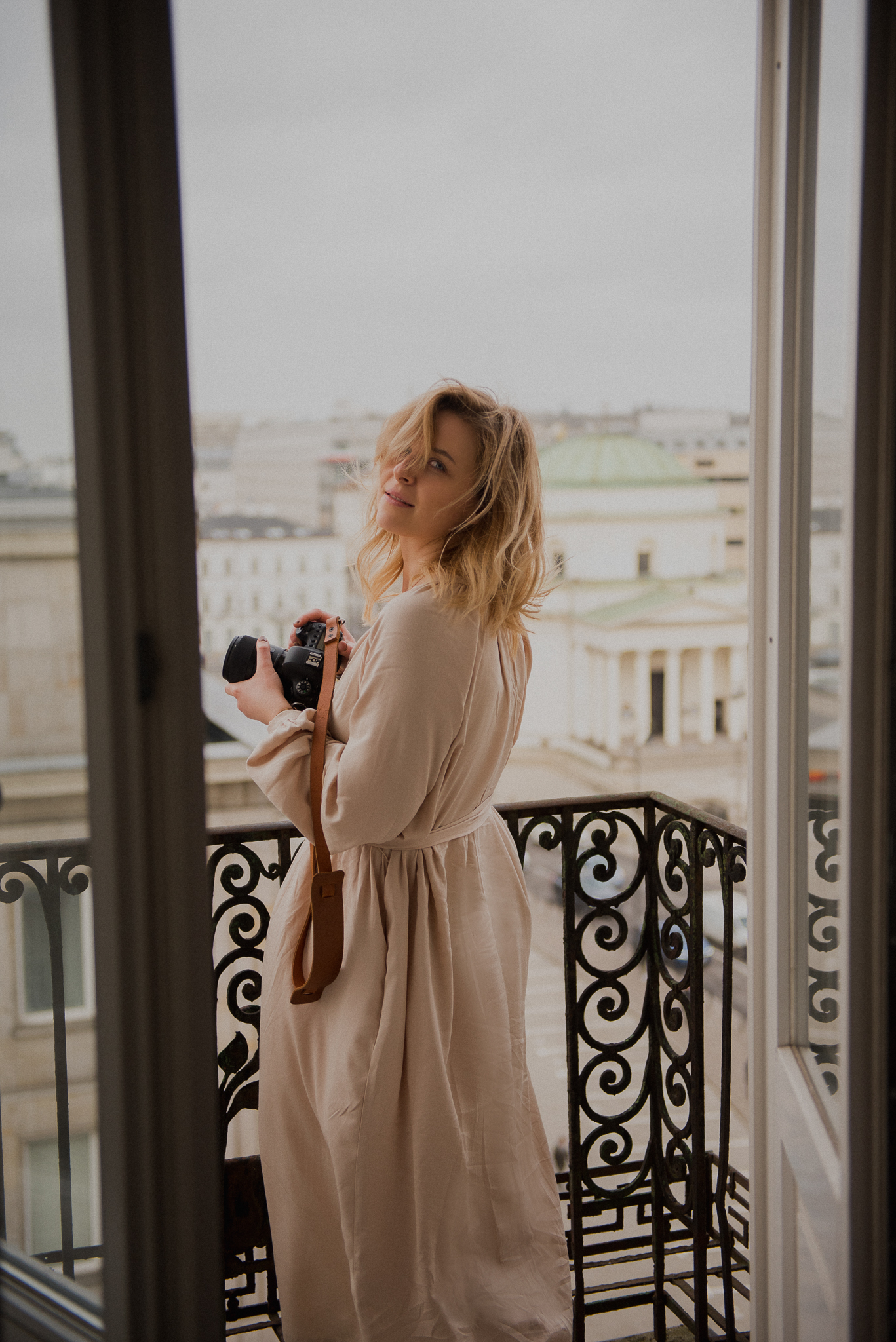 Magda Natanek Fotografia Rodzinna - stoi na balkonie